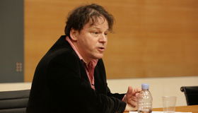 Thumbnail for "Utilité et inutilité du travail - The Revolt of the Caring Classes" par David Graeber